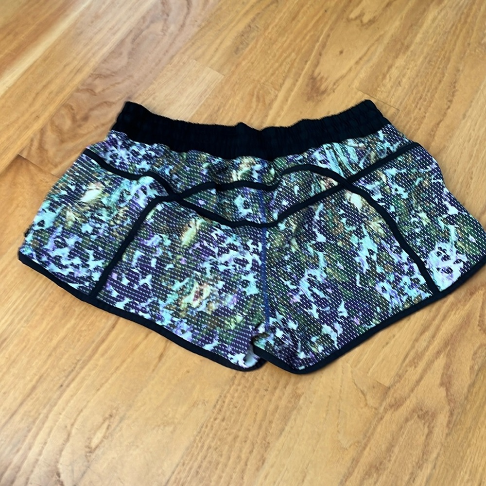 LULULEMON tracker short III size 12 floral sport white multi/black